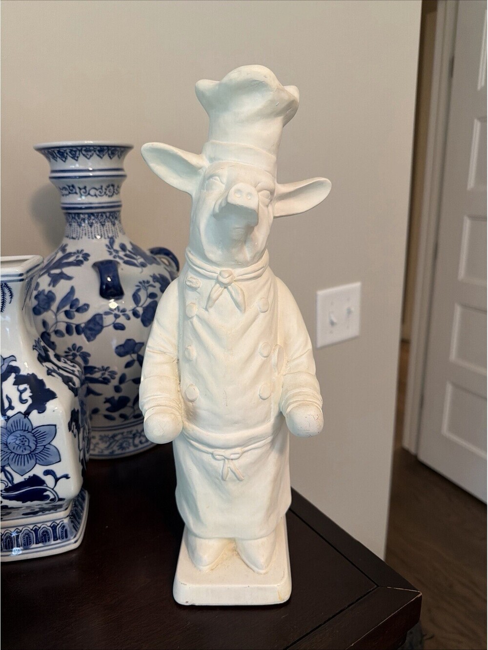 Pig Chef Coat Menu & Utensil Display Holder Figurine – Fleur de Lis 1997 – 14.5”